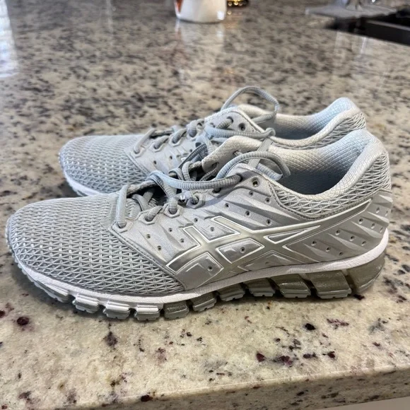 Size 10.5 - ASICS GEL-Quantum 180 2 Mid
Gray - Picture 1 of 5